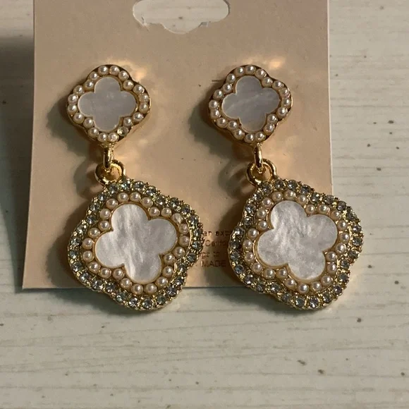 BLOSSOM GORGEOUS CLOVER STUDDED EARRINGS - Picture 3 of 3